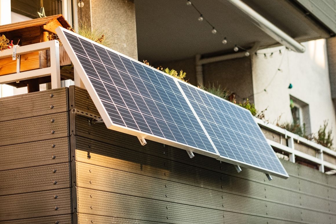 Zwei Solarpanel an Balkonbrüstung